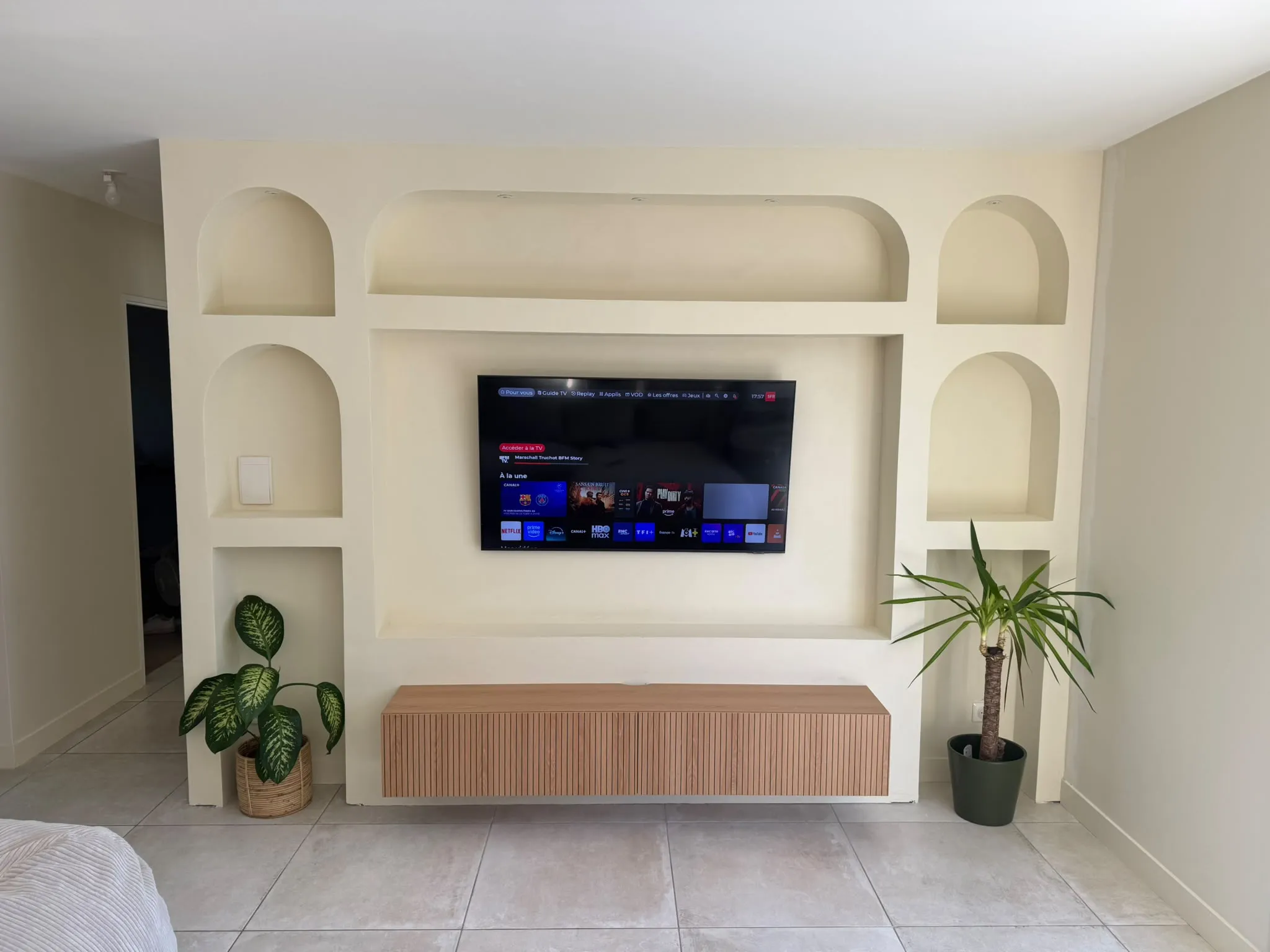 Mur TV à niches, vue de jour